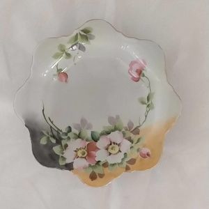 Japan Hand Painted Floral Motif Scalloped Bowl